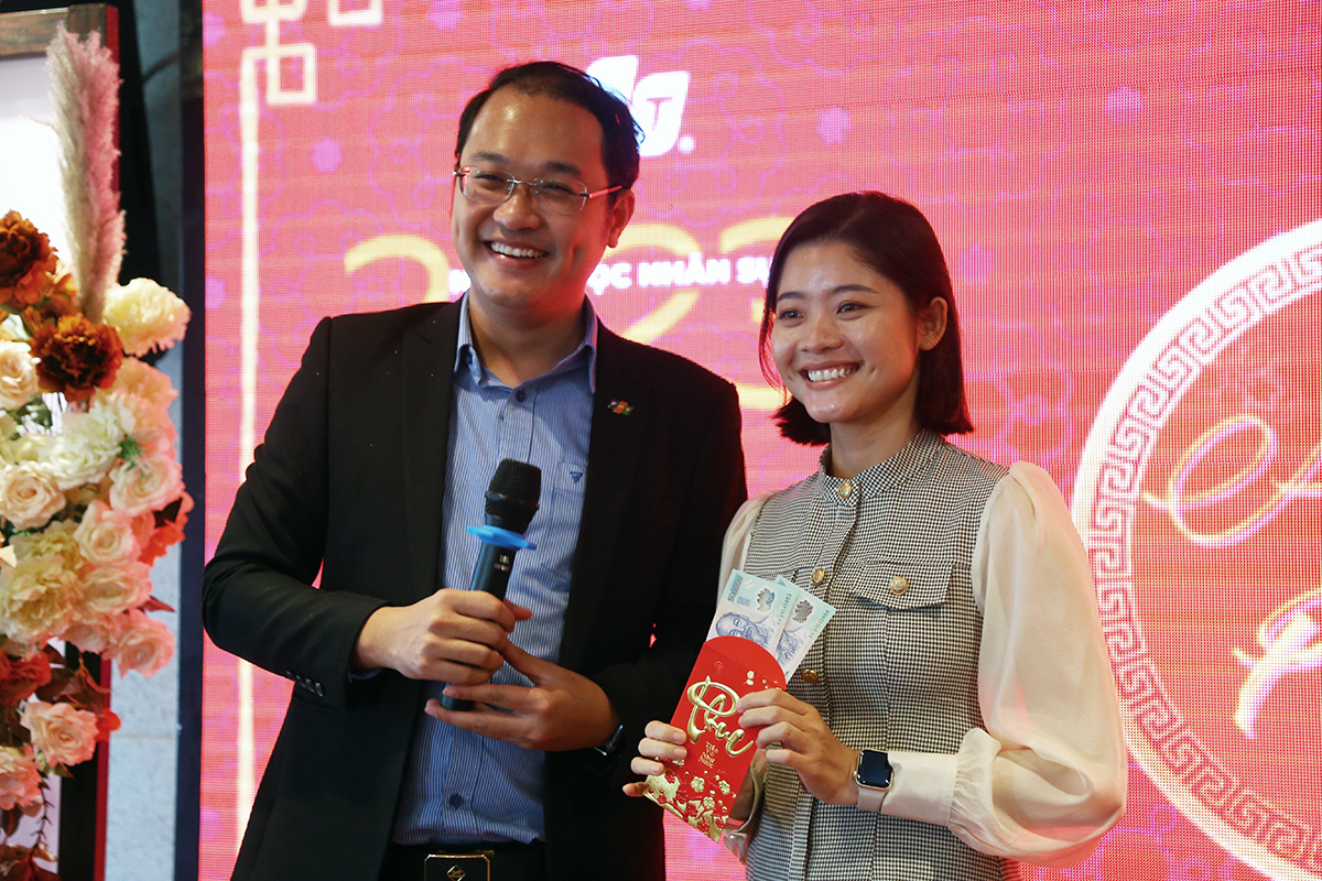 <p> Giám đốc Nhân sự FPT Chu Quang Huy lì xì cho những cán bộ may mắn quay số trúng thưởng hoặc có sinh nhật vào đúng dịp vinh danh.</p>
