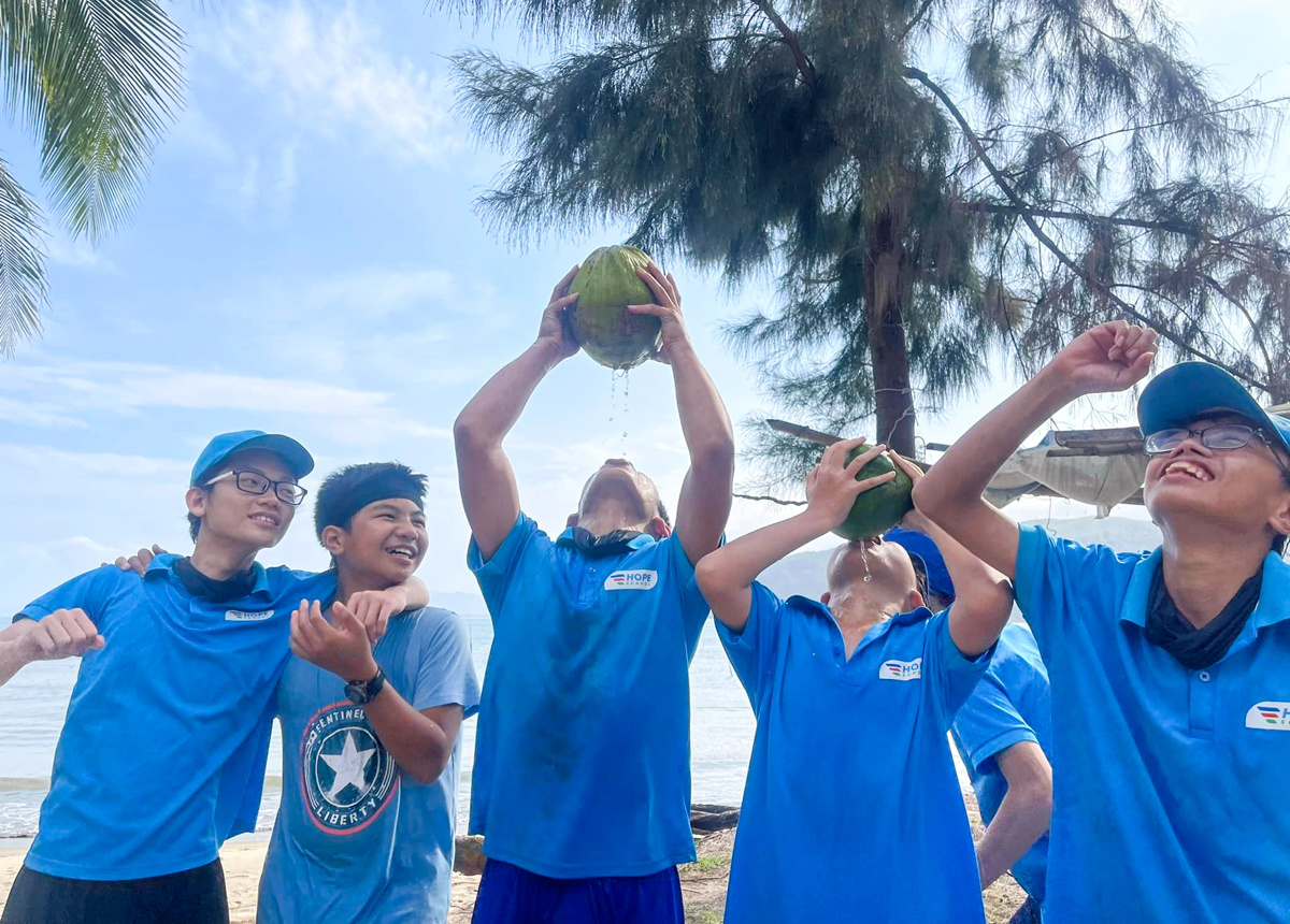 <p> Thành quả sau một chuyến đi dài chính là nụ cười hạnh phúc và sảng khoái bên những quả dừa do chính các em hái trên bãi biển. </p>