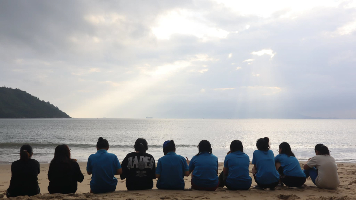 <p> Sau một ngày dài với hàng loạt thử thách, các em dậy sớm để cùng nhau ngắm bình minh trên bãi biển Đà Nẵng. </p>