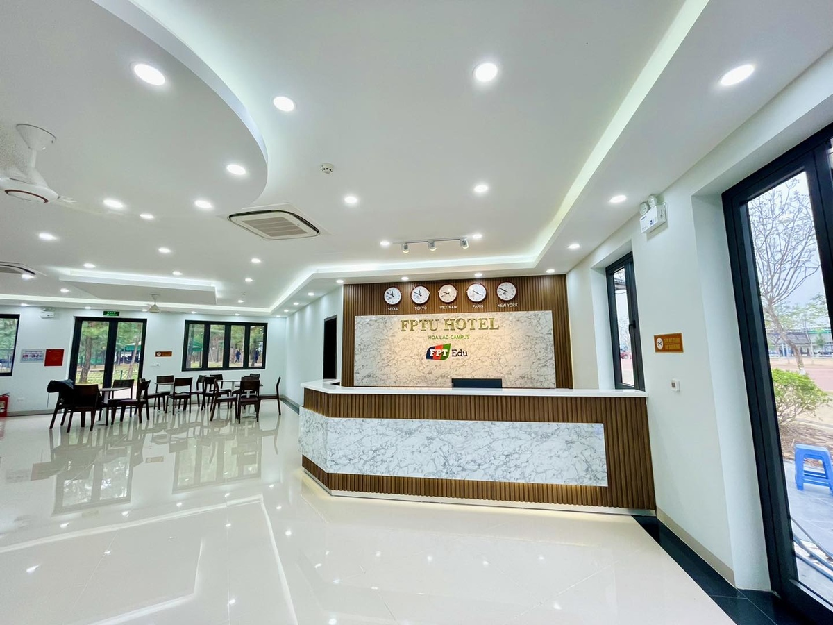 <p> Vừa qua, trường Đại học FPT HN đã ra mắt quầy bar và phòng thực hành theo tiêu chuẩn khách sạn cao cấp. Khu vực được đầu tư xây dựng dành riêng cho sinh viên ngành Quản trị Khách sạn.</p>
