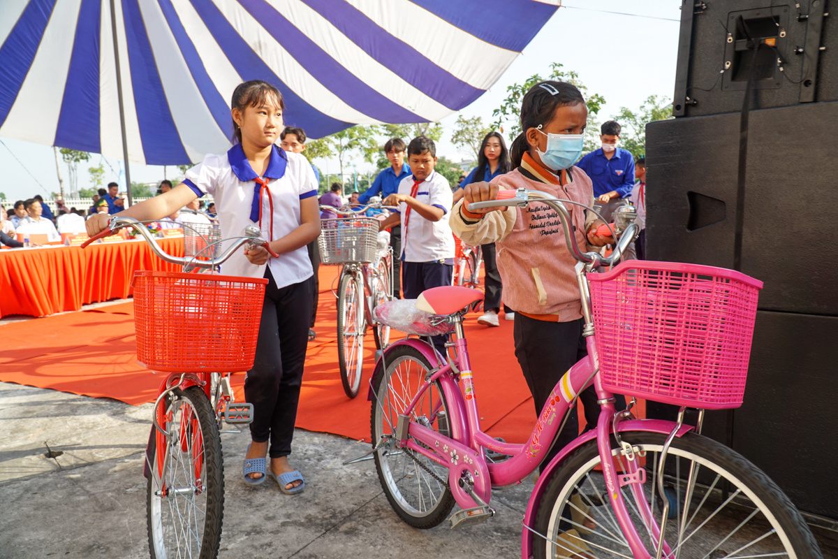 <p class="Normal" dir="ltr"> Bên cạnh đó, người F còn trao tặng 20 chiếc xe đạp cho các em học sinh có hoàn cảnh khó khăn của trường Tiểu học Phú Lợi.</p>
