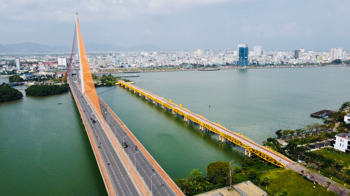 <p> <span style="text-align:justify;">Cây cầu Nguyễn Văn Trỗi là cây cầu lâu đời nhất bắc qua sông Hàn. Phía bên trái là cầu Trần Thị Lý - công trình kiến trúc nổi bật với thiết kế ba mặt dây văng như một cánh buồm. </span></p>