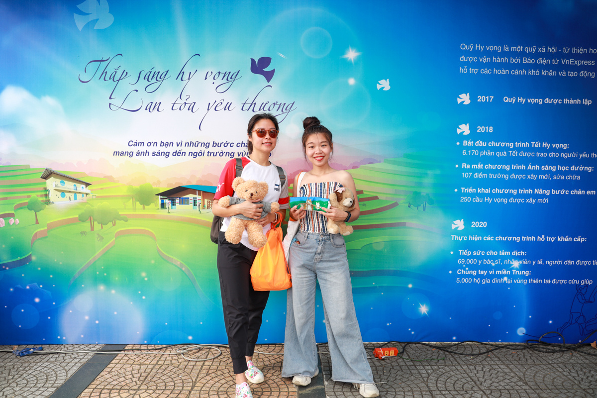 <p> Chị Nguyễn Thu Huyền (Synnex FPT) và chị Nguyễn Thị Thu Nga (FPT Education) tham gia check-in tại gian hàng của Quỹ Hy vọng, lan toả hình ảnh và thông điệp #fpthanhphuc trên trang cá nhân. </p>