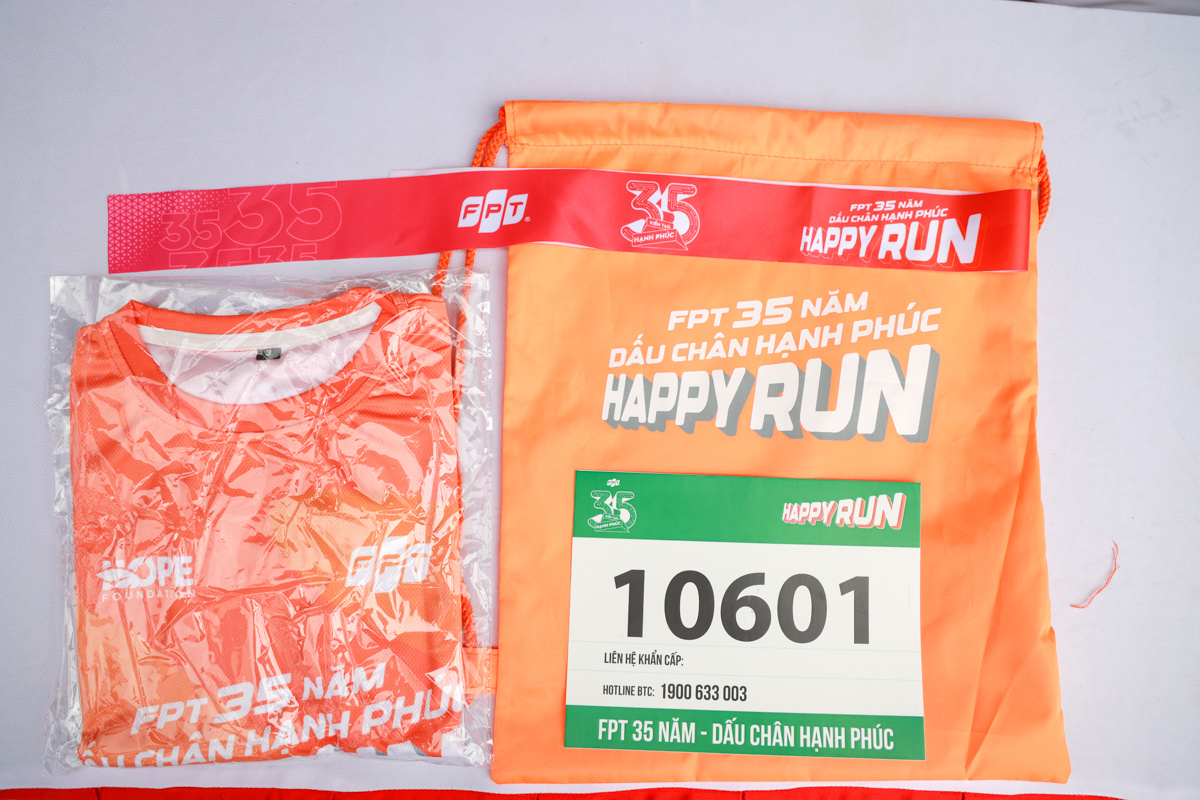 <p> Bộ race-kit sẽ bao gồm: áo chạy FPT - Happy Run, bib và dải ruy-băng với thông điệp "FPT 35 năm - Dấu chân hạnh phúc".</p>