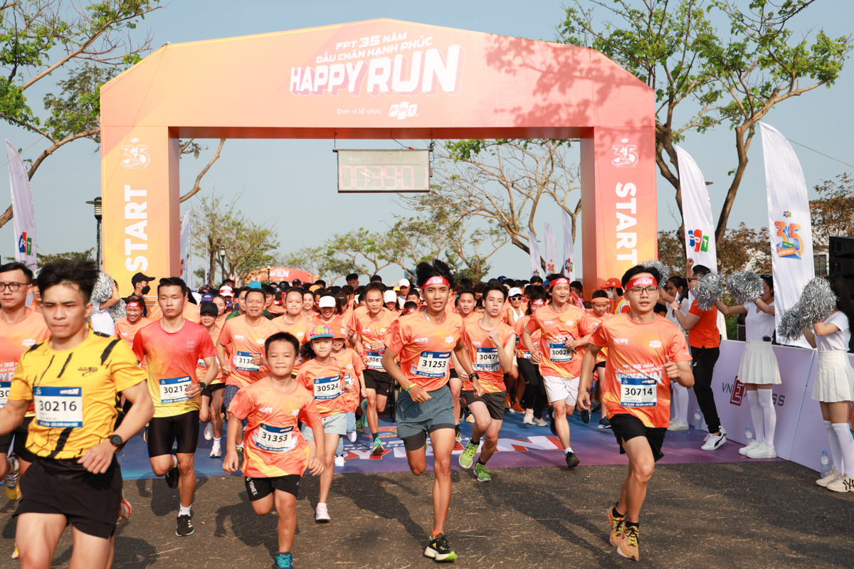 <p class="Normal"> 6h, hàng nghìn runner là người FPT, gia đình, người dân thành phố Đà Nẵng đã tập hợp tại sân khấu trước công viên Nguyễn Văn Trỗi để khởi động trước khi chinh phục hai cự ly 1,35 và 3,5 km.</p>