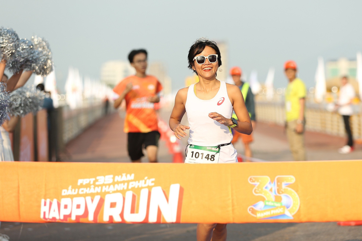 <p> Runner Nguyễn Thị Khánh Ly (FPT Software) là nữ VĐV cán đích đầu tiên cự ly 1,35 km.</p>