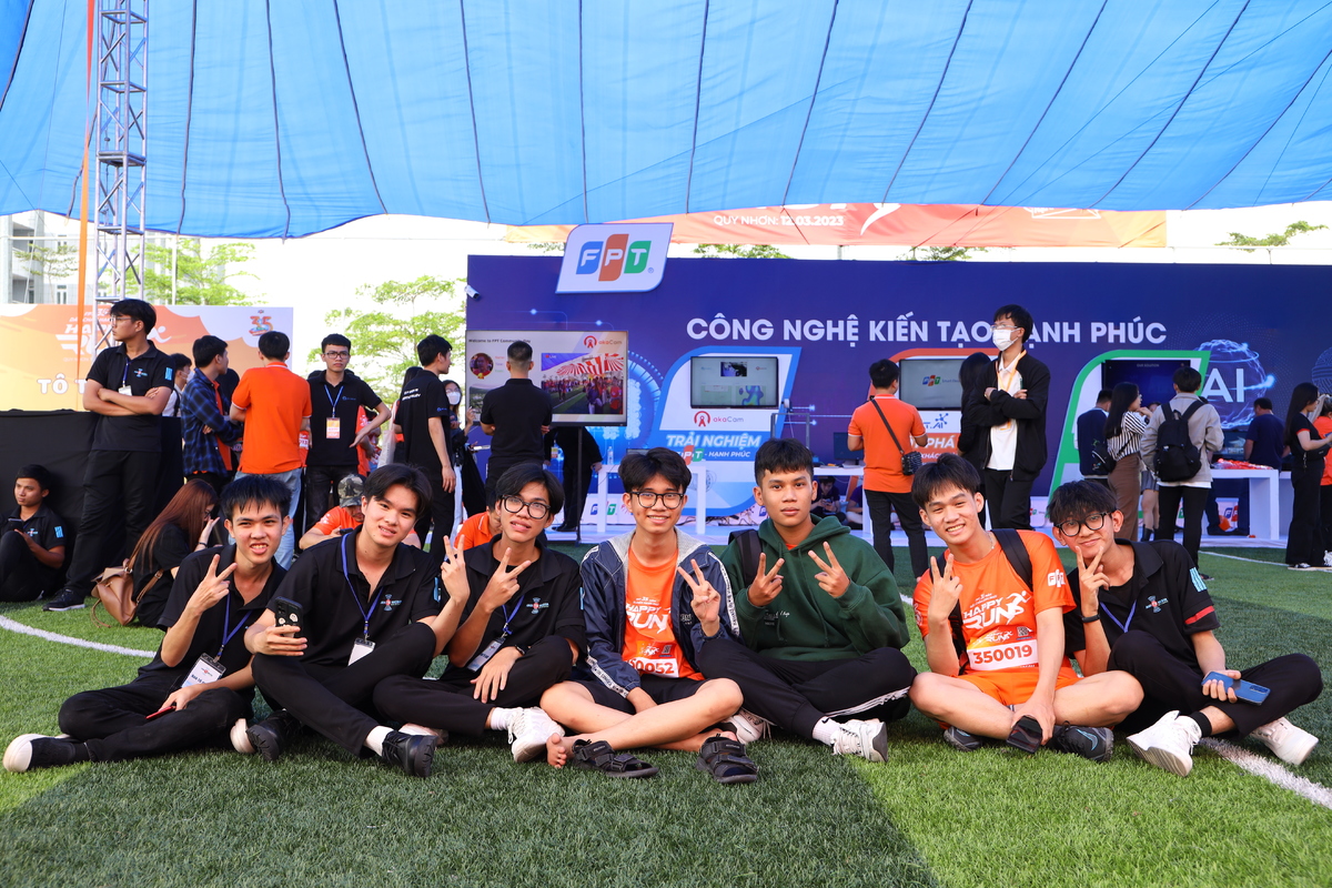 <p> Gần 1.000 học sinh PHTH tại Bình Định cũng có mặt tại lễ phát động Ngày FPT Vì cộng đồng 2023 để tham quan, trải nghiệm Đại học FPT Quy Nhơn và có định hướng về tương lai sau khi kết thúc lớp 12.</p>