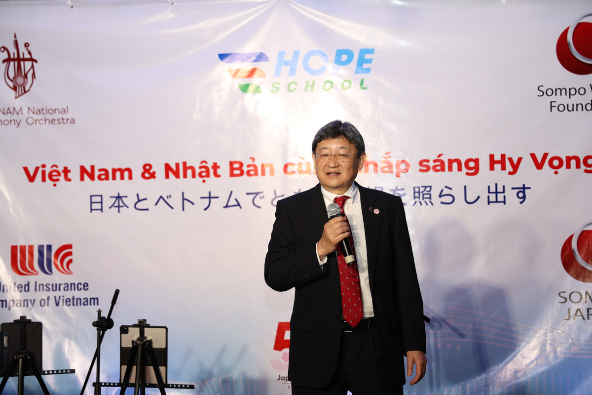 <p class="Normal" dir="ltr"> Ông Taketoshi Nagaoka, Trưởng đại diện VPĐD công ty Bảo hiểm Sompo Japan tại Hà Nội, Tổng giám đốc Cty Bảo hiểm Liên hiệp, Chủ tịch Phòng thương mại và công nghiệp Nhật Bản tại Việt Nam chia sẻ lý do tại sao chọn Hope School là nơi tổ chức chương trình, “Đó là vào tháng 7 năm ngoái, lần đầu tiên khi tôi có cơ hội đến thăm trường Hy Vọng, tôi đã vô cùng ấn tượng và xúc động. Khi trở về Hà Nội, tôi trăn trở liệu mình có thể làm gì cho các em. Tôi hỏi nhạc trưởng Honna và ngay lập tức ông ấy hiểu điều tôi đang tìm kiếm là gì - đó là một dự án dùng âm nhạc để kết nối, chữa lành nỗi đau mất người thân do Covid-19 để lại cho các em”.</p>