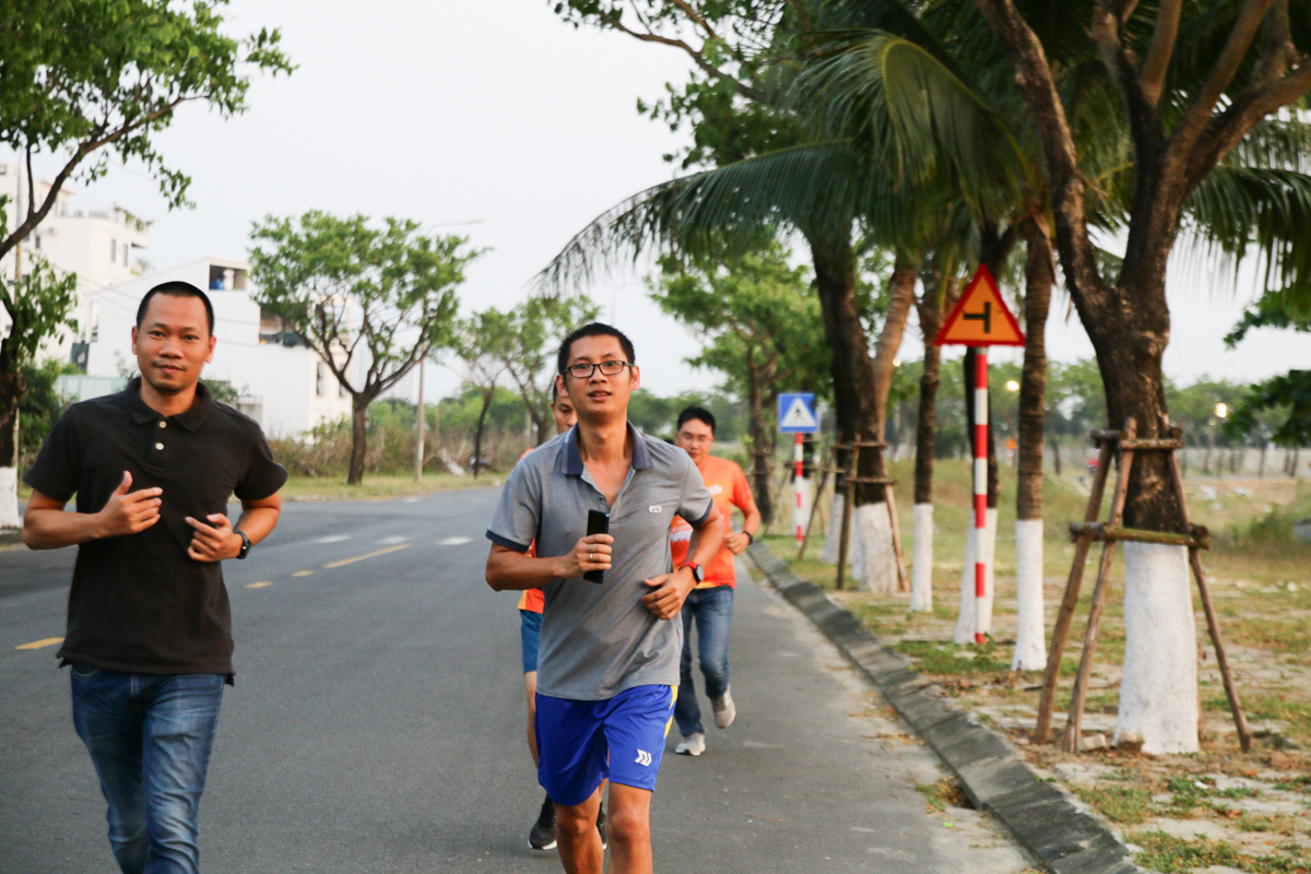 <p> Từ ngày phát động giải chạy FPT Happy Run, anh Nguyễn Thanh Hà, Kế toán trưởng FPT Software Đà Nẵng, lúc nào cũng mang theo giày thể thao để sẵn ở xe, nhằm mục đích "đồng nghiệp rủ là chạy".</p>