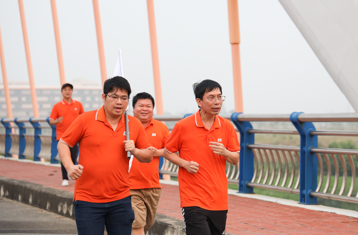<p> Anh Nguyễn Tuấn Phương (bên phải), Chủ tịch FPT Software miền Trung, luôn giữ vững tốc độ, duy trì thể lực bền bỉ trong suốt quãng đường chạy.</p>