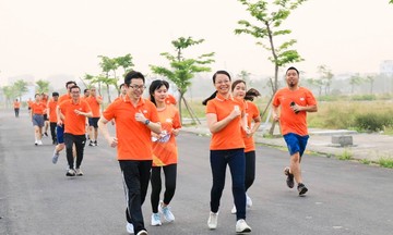 Chị Chu Thanh Hà và các sếp nhà Phần mềm khởi động ngày mới cùng FPT Happy Run