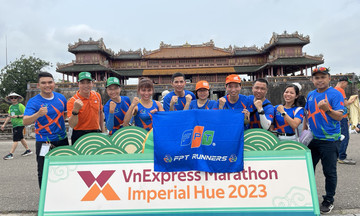 Lãnh đạo nhà F 'thưởng nóng' runner xuất sắc ở VnExpress Marathon Huế