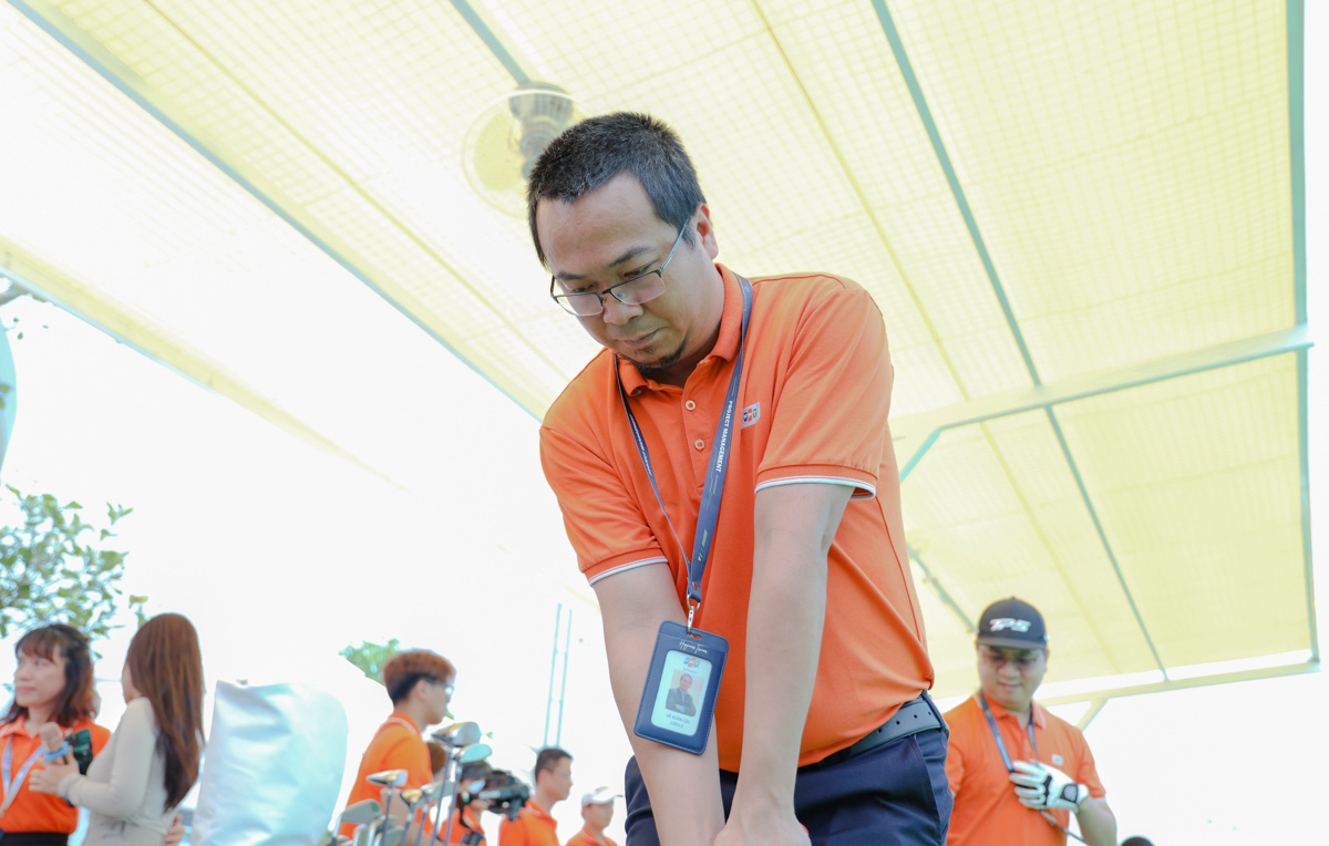 <p> Anh Lê Xuân Lộc, Giám đốc Phần mềm Chiến lược Đà Nẵng (FDN - FPT Software), rất tập trung trong từng pha đánh bóng. Anh cũng là 1 trong 13 thành viên hiện tại của CLB Golf FPT Software miền Trung.</p>