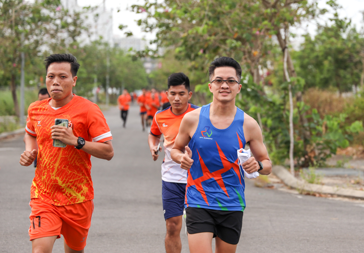 <p> Theo anh Nguyễn Phi Long (bên trái), đại diện Hiệp hội FPT Run, giải chạy đã thực sự lan toả rộng rãi đến cộng đồng nhà F. Anh cũng rất vui khi bản thân đều đặn góp dấu chân vào Happy Run mỗi ngày. </p>