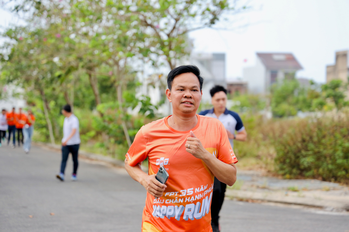 <p class="Normal"> Tại đây, anh Nguyễn Văn Lộc, Tổng giám đốc FPT City, cũng tham gia đóng góp 3,5 km. Anh bày tỏ: "Hôm nay thời tiết rất đẹp. Chúc các bạn sẽ có nhiều năng lượng với cung đường tại F-City”.</p>