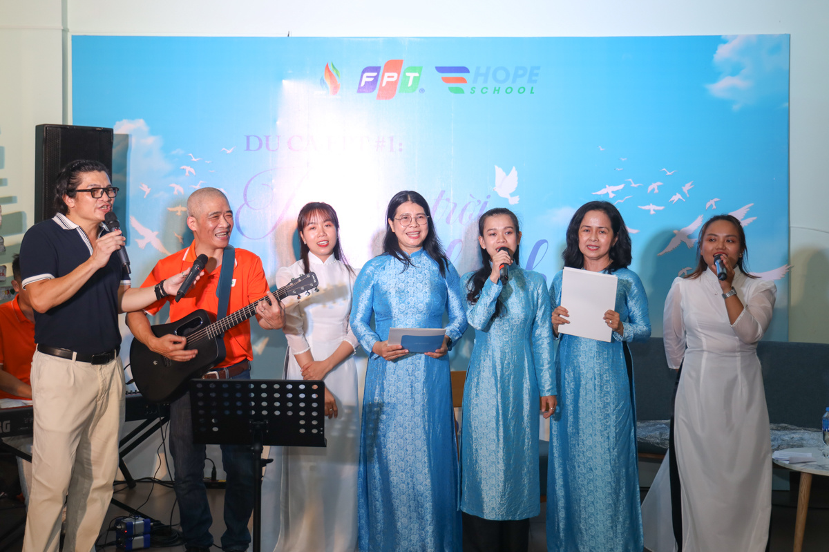 <p> Tại đây, nhạc sĩ Trương Quý Hải, anh Đinh Công Sáng và các thầy cô, học sinh Hope School đã cùng mang đến những tiếc mục nghệ thuật đậm tinh thần FPT. </p>