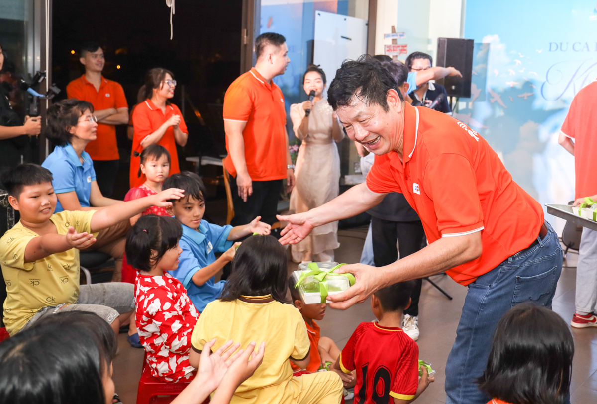<p class="Normal"> Cuối chương trình, anh Trương Gia Bình và Hội nghệ sỹ FPT đã dành tặng các em nhỏ những chiếc bánh cốm mang hương vị của thủ đô.</p>