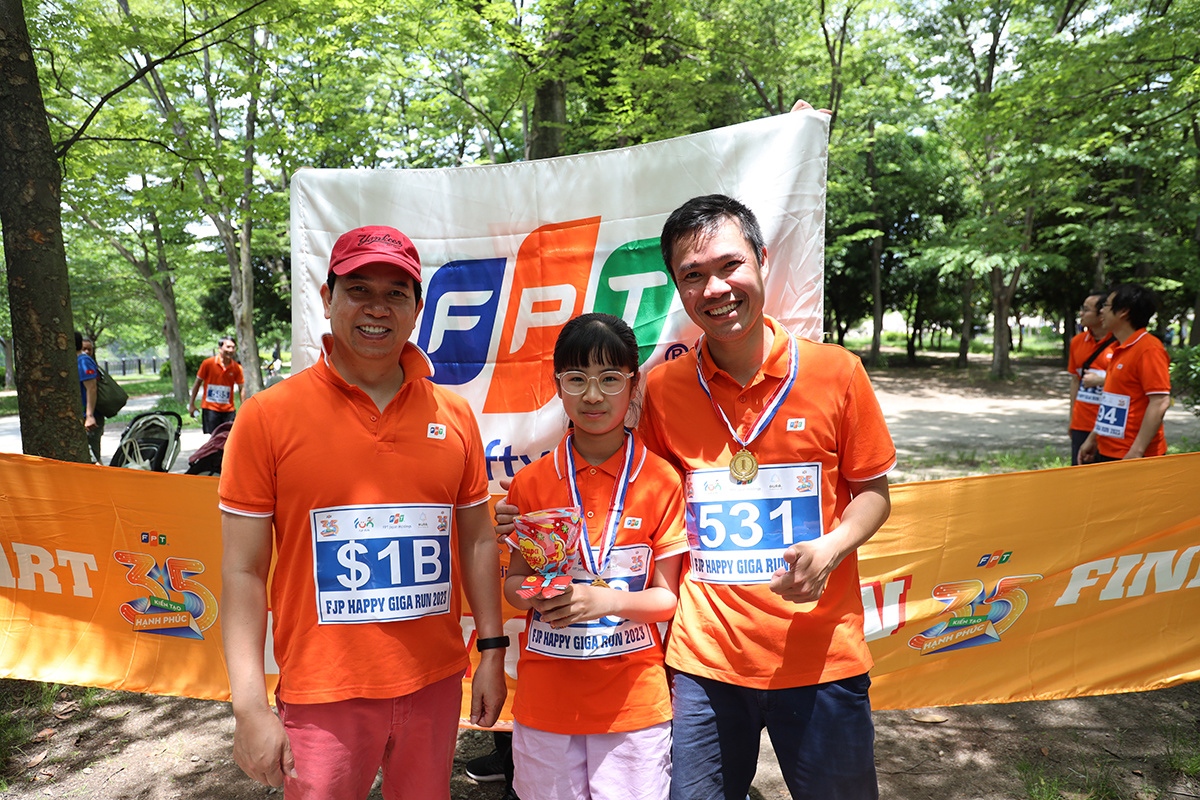 <p style="text-align:justify;"> Bứt tốc ở những mét cuối cùng, Bé Bảo Chi, 12 tuổi, con gái quán quân Vũ Văn Vương giành giải Nhất ở hạng mục cự ly chạy 200m cho trẻ em.</p>