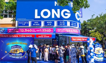 Khách hàng ùn ùn tham gia chương trình giờ vàng 1.234 đồng tại FPT Long Châu