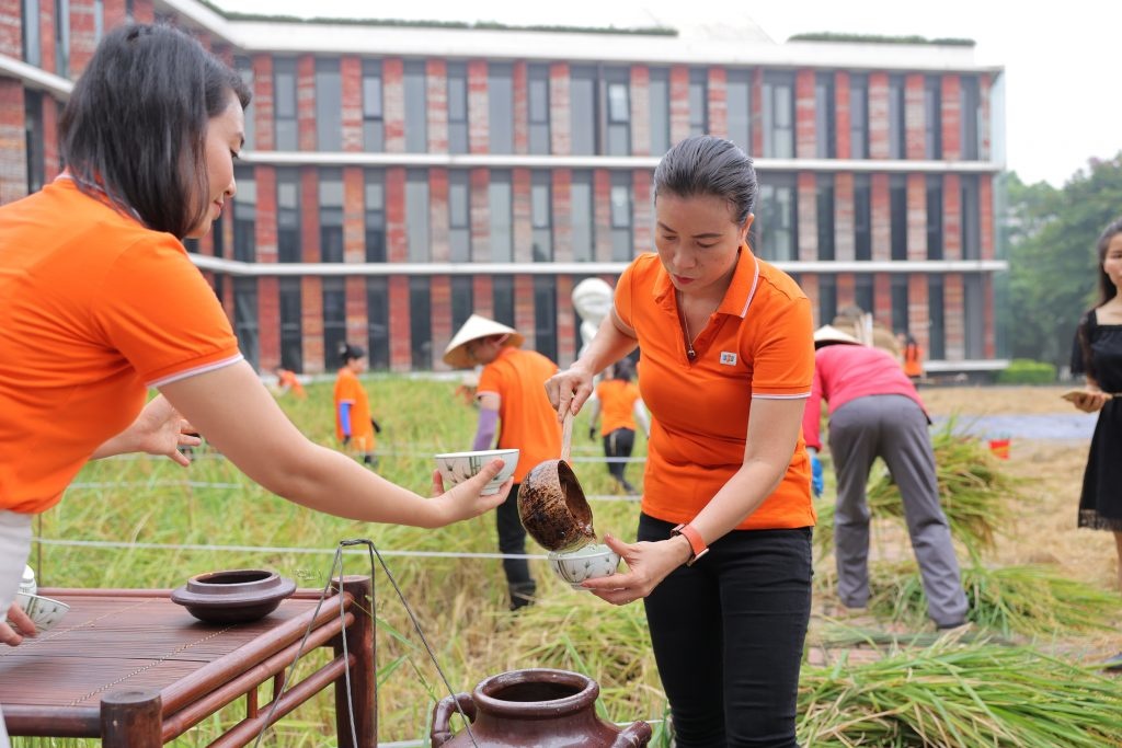 <p> Trong buổi sáng thanh bình giữa cánh đồng, người F còn thưởng thức chè lá vối. </p>