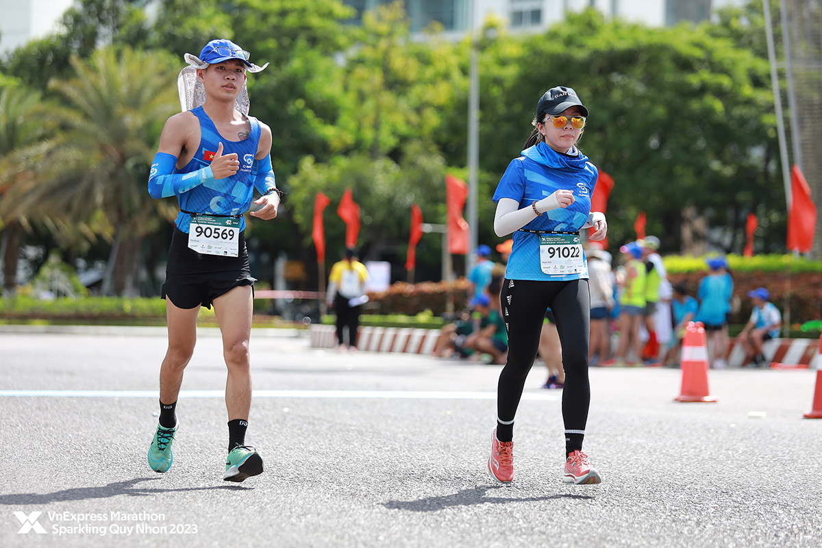 <p style="text-align:justify;"> Cũng có lần đầu tiên chinh phục cự ly 42km, nữ runner nhà Phân phối Lê Huỳnh Kim Ngân cho biết cô<span> không quá mệt và mất sức. Trước khi chạy, cô ngủ sớm, chuẩn bị tinh thần thoải mái và sức khoẻ tốt, cố gắng duy trì chạy pace 6 - 7 đến km thứ 27. </span></p> <p style="text-align:justify;"> <span>Bắt đầu biết chạy bộ từ tháng 4 năm ngoái, Ngân tham gia giải nhiều cho đến tháng 12. Cô chia sẻ có thể về đích với thành tích tốt hơn con số 6h01p58s và sẽ quay lại tập luyện để chuẩn bị cho giải VM Nha Trang vào tháng 8 năm nay.</span></p>