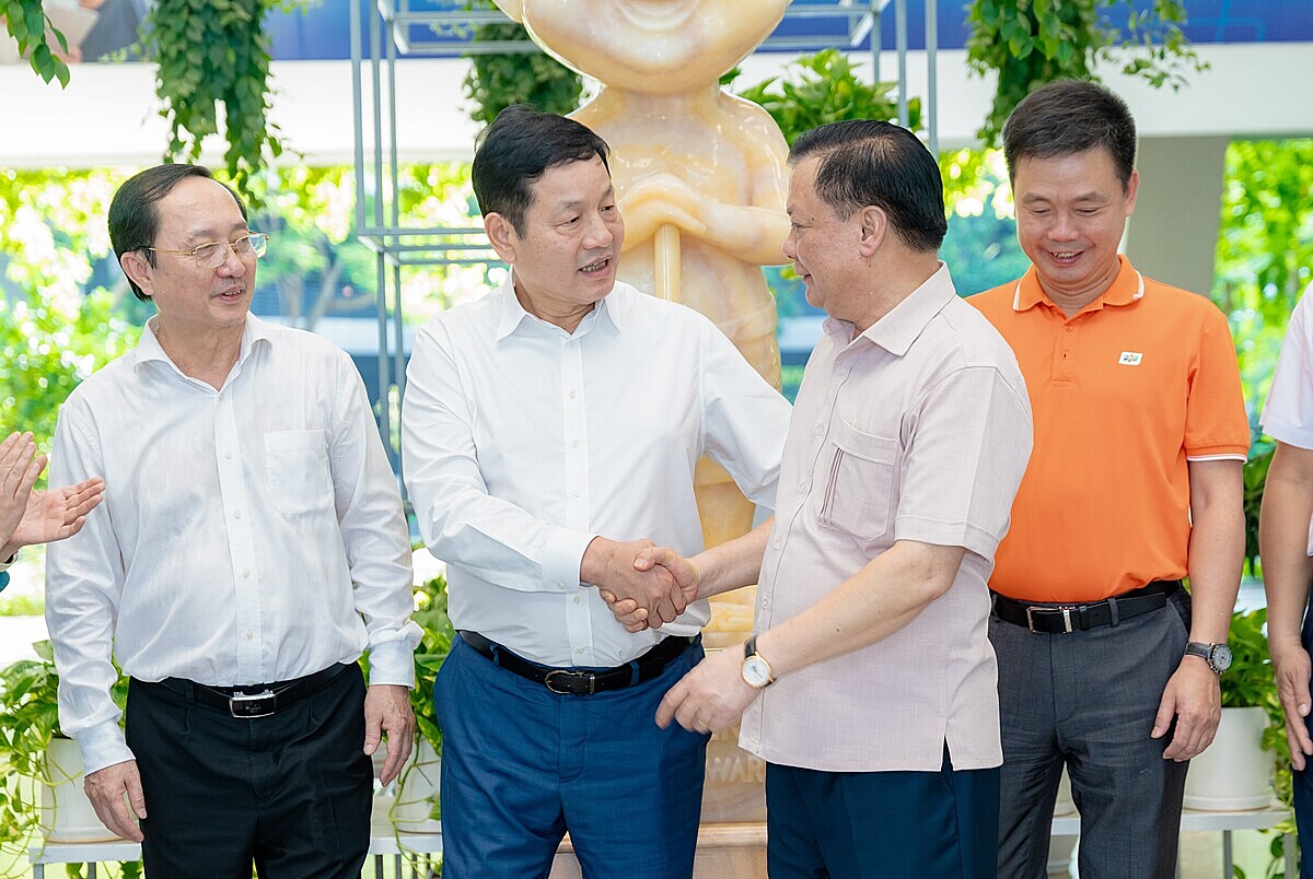 Bí thư Hà Nội cùng Bộ trưởng Khoa học và Công nghệ làm việc tại Tập đoàn FPT