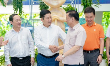 Bí thư Hà Nội cùng Bộ trưởng Khoa học và Công nghệ làm việc tại Tập đoàn FPT