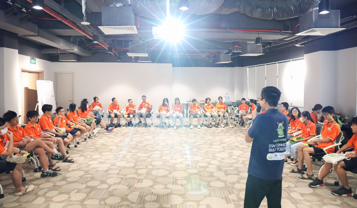 <p class="Normal"> Tất cả các con được chia thành 4 team, với mỗi team đủ các thành viên Bắc - Trung - Nam, để cùng nhau thi đua, sinh hoạt tại khu nội trú của Trường Hy Vọng.</p>
