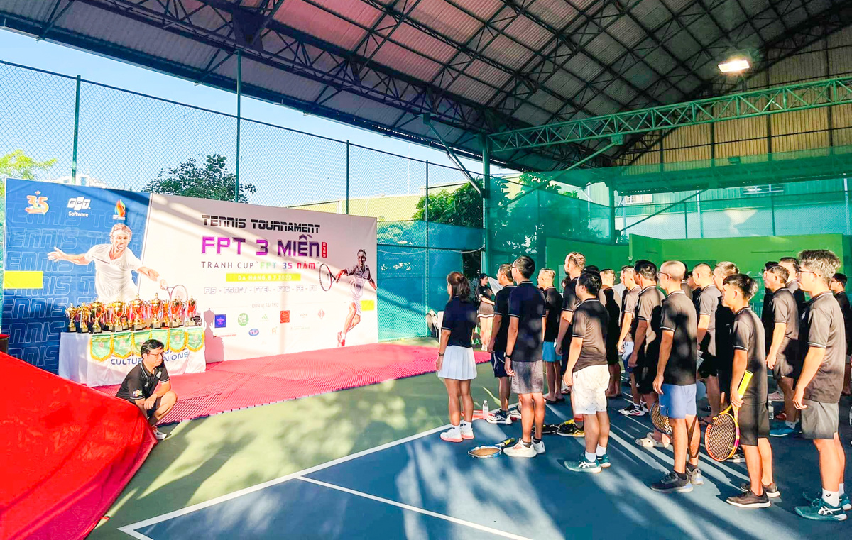 <p class="Normal"> Sáng 8/7, 70 tay vợt nhà F đến từ Hà Nội, TP HCM và Đà Nẵng đã cùng quy tụ, tham dự lễ khai mạc giải Tennis FPT 3 miền. Giải đấu do Ban Văn hoá - Đoàn thể FPT Software Đà Nẵng phối hợp tổ chức. Đây cũng là lần đầu tiên FPT có một giải tennis quy tụ VĐV 3 miền cùng tranh tài.</p>