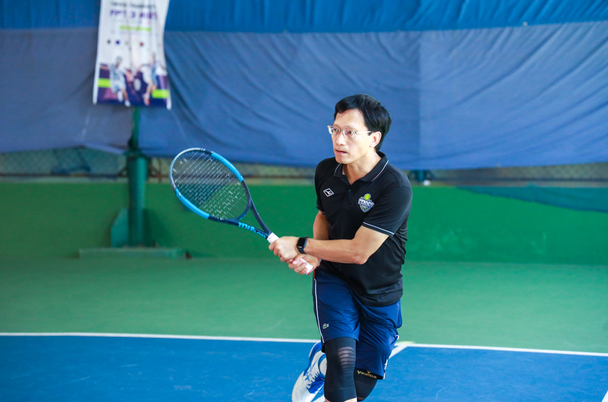 <p> Diễn ra cùng lúc trên 5 sân đấu, giải tennis FPT 3 miền đã cống hiến hàng loạt trận đấu căng thẳng diễn ra ở cả 3 hạng A,B,C. Kinh nghiệm và bản lĩnh đã giúp anh Đào Duy Cường - Nguyễn Đình Thọ mang về chiến thắng thuyết phục, góp mặt ở trận chung kết.</p>