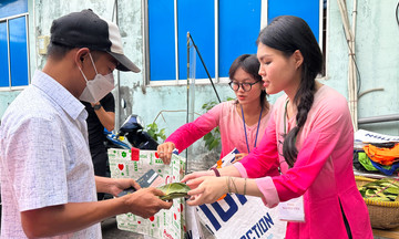 Phiên chợ độc lạ lấy lá thay tiền của sinh viên nhà F