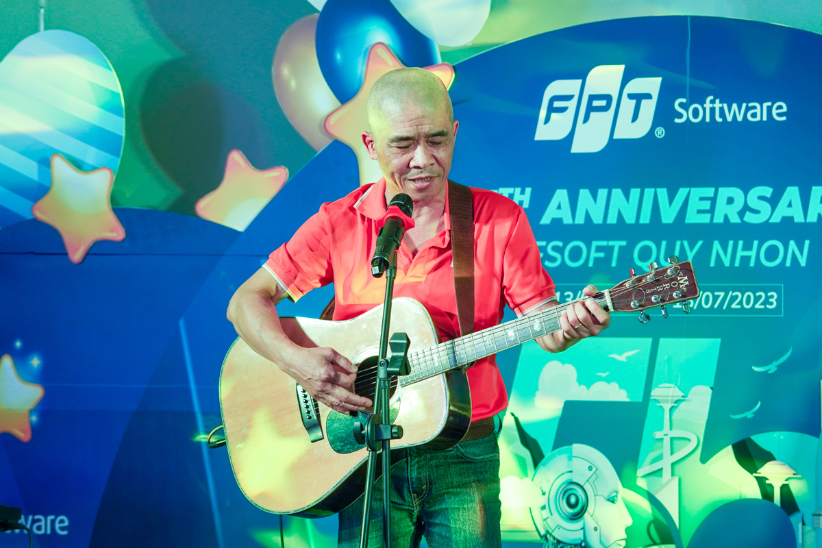 <p> Mở đầu, nhạc sĩ Trương Quý Hải cùng Hội nghệ sĩ nhà F đã dành tặng khán giả ca khúc FPT Dòng sông lời thề, bắt đầu cho những câu chuyện nhiều cảm xúc ở thung lũng Quy Nhơn.</p>