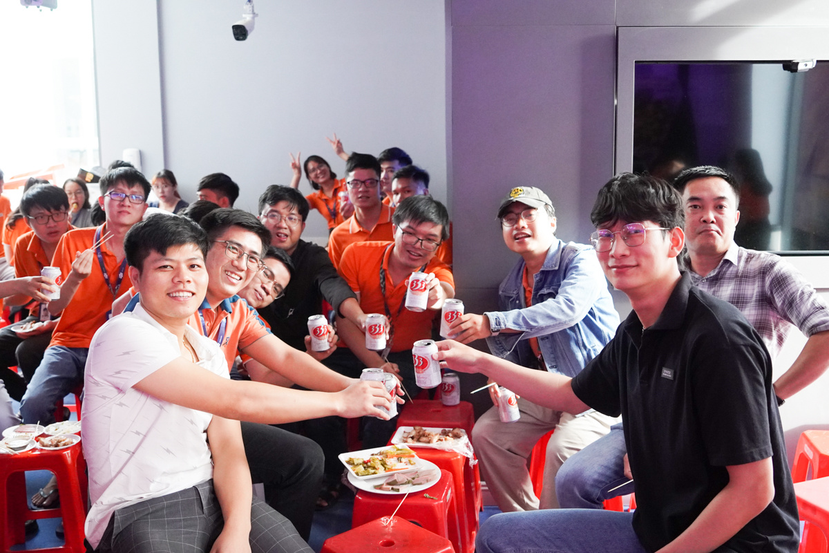 <p> Du ca FPT còn là bữa đại tiệc với bia và những món ăn đặc sản Hà Nội, được Hội nghệ sĩ nhà F gói ghém mang vào Quy Nhơn chiêu đãi đồng nghiệp.</p>