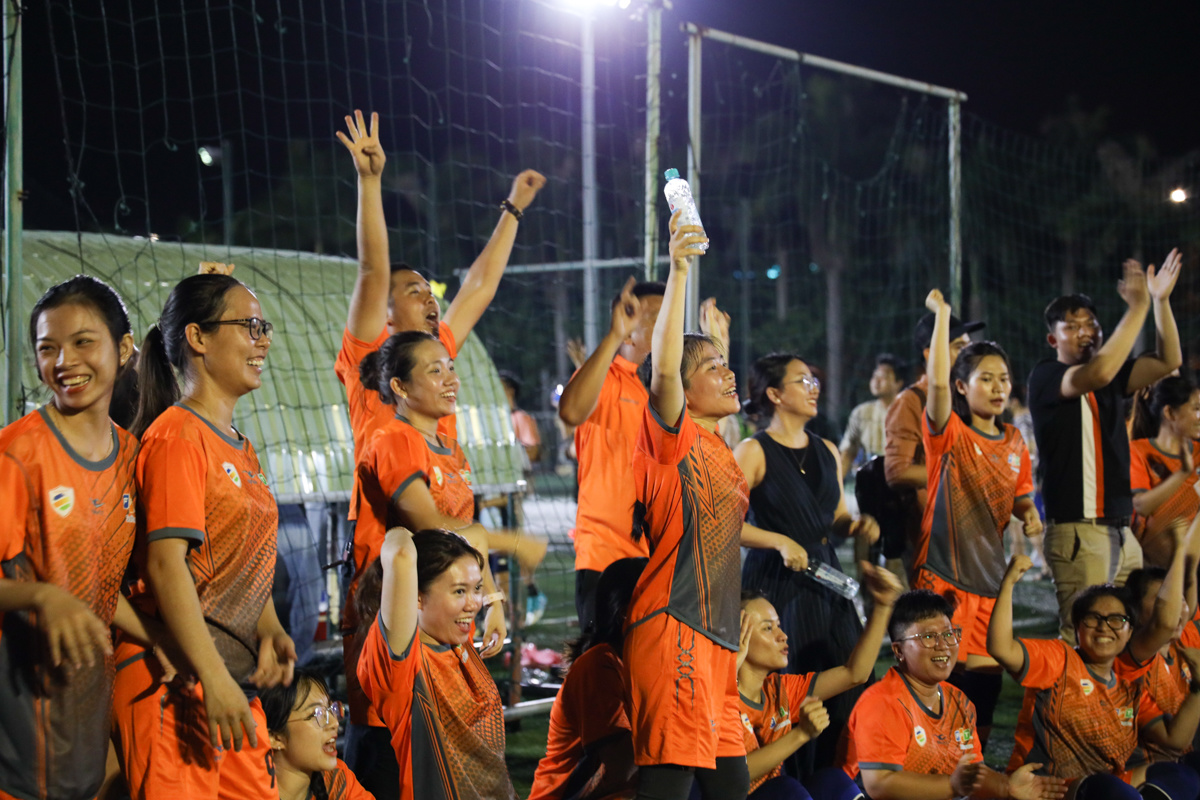<p> Không khí trên SVĐ thể thao Tuyên Sơn vỡ oà sau bàn thắng đầu tiên. Bên ngoài đường pitch là đông đảo lực lượng cổ động viên nhà F đến động viên tinh thần cho các cô gái FPT.</p>
