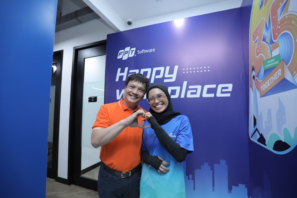 <p class="Normal"> Sau khi trao huy hiệu, anh Nguyễn Văn Khoa đã cùng CBNV chi nhánh check-in lưu giữ những khoảnh khắc hạnh phúc.</p>