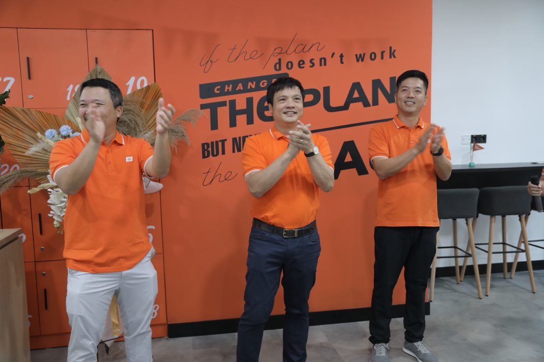 <span>Chuyến đi Happy Tour đến FPT Indonesia do anh Nguyễn Văn Khoa, Tổng giám đốc FPT, làm đại sứ Hạnh phúc. Đi cùng có anh Nguyễn Khải Hoàn, Phó tổng giám đốc FPT Software và các lãnh đạo của nhà Phần mềm.</span>