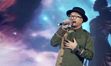 Ca sĩ Hà Lê trình diễn tại 'Giao lộ thời gian'