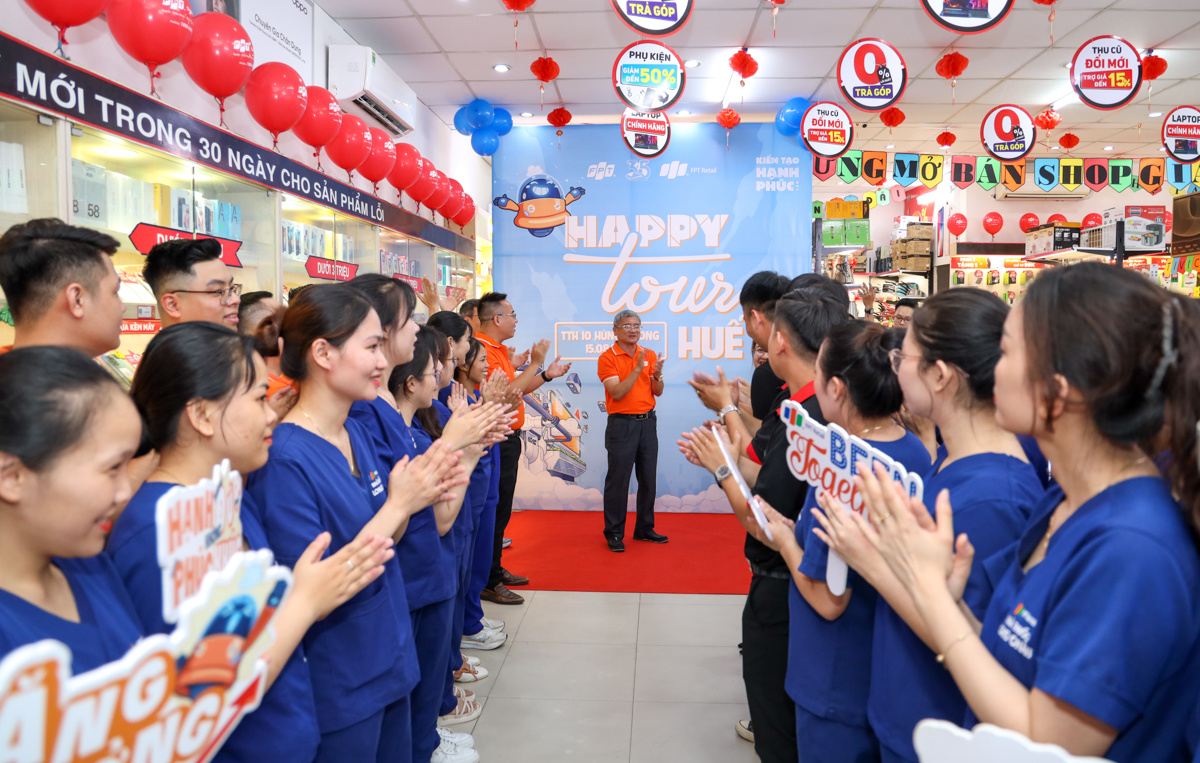 <p class="Normal" dir="ltr"> Điểm đến cuối cùng trong hành trình Happy Tour tại Huế đã đến với FPT Retail. Đông đủ CBNV FPT Shop và FPT Long Châu chào đón đoàn bằng những ca khúc truyền thống của nhà F.</p>