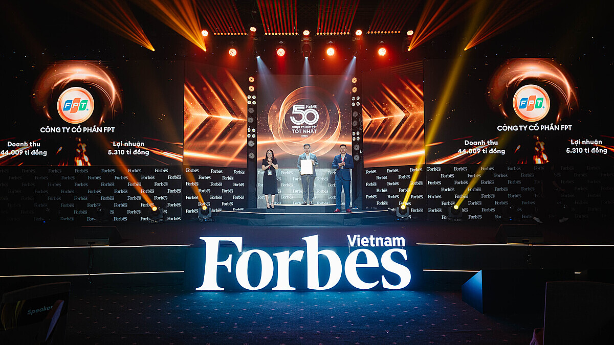 Tổng giám đốc FPT Smart Cloud Lê Hồng Việt đại diện Tập đoàn FPT nhận giải Top 50 công ty niêm yết tốt nhất năm 2023.