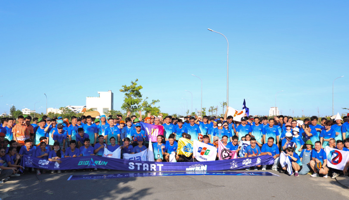 <p> Phần mềm FPT Đà Nẵng tiếp tục tăng tốc giải chạy Happy Giga Run bằng cung đường nên thơ của FPT City. Bất chấp thời tiết miền Trung đang nắng gắt, có gần 1.000 runner nhà F và người thân đăng kí tham gia.</p>