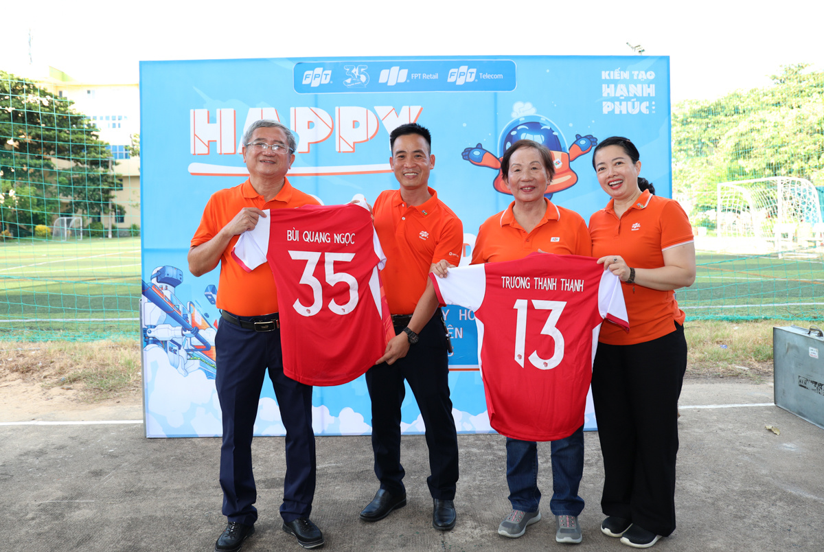 <p> Sau phần trao huy hiệu, Happy Tour tại Phú Yên trở nên đặc biệt khi chào đón cầu thủ mang áo số 35 - anh Bùi Quang Ngọc và cầu thủ mang áo số 13 - chị Trương Thanh Thanh, tham gia vào trận bóng đá giao hữu giữa FPT Telecom và FPT Retail.</p>