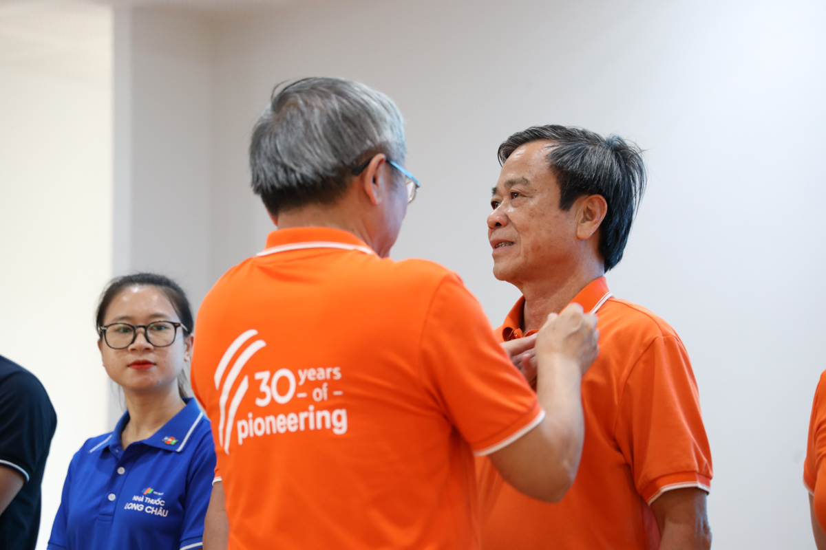 <p> Sau phần chia sẻ của anh Bùi Quang Ngọc và chị Trương Thanh Thanh, đại diện Hội đồng sáng lập đã thực hiện nghi thức trao huy hiệu FPT đến toàn thể CBNV.</p>