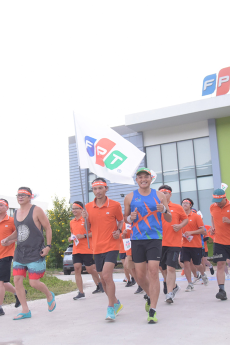 Người F tại Quy Nhơn chạy bộ, rước cờ mừng sinh nhật FPT