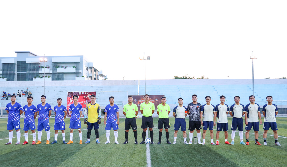 <p> FPT Cup Đà Nẵng khai màn loạt trận đầu tiên với trận đấu giữa đương kim vô địch FPT Telecom và FPT Education 1 trên sân vận động F-Complex, khu đô thị công nghệ FPT City.</p>