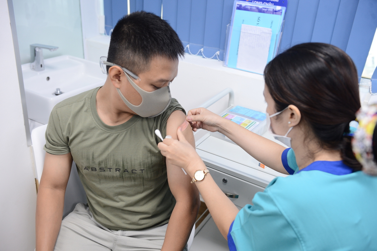 <p class="Normal" dir="ltr"> Tại cơ sở Trung tâm Tiêm chủng Long Châu nằm tại phố Minh Khai, không khí tấp nập của người F đến tiêm vaccine cũng diễn ra từ sớm. Anh Nguyễn Thành Đại - FPT Software cho biết, ngay khi biết đến chương trình Đặc quyền Vaccine ưu đãi dành cho người nội bộ, anh đã đăng ký tiêm vaccine phòng bệnh cúm mùa cho cả bản thân và vợ.</p>