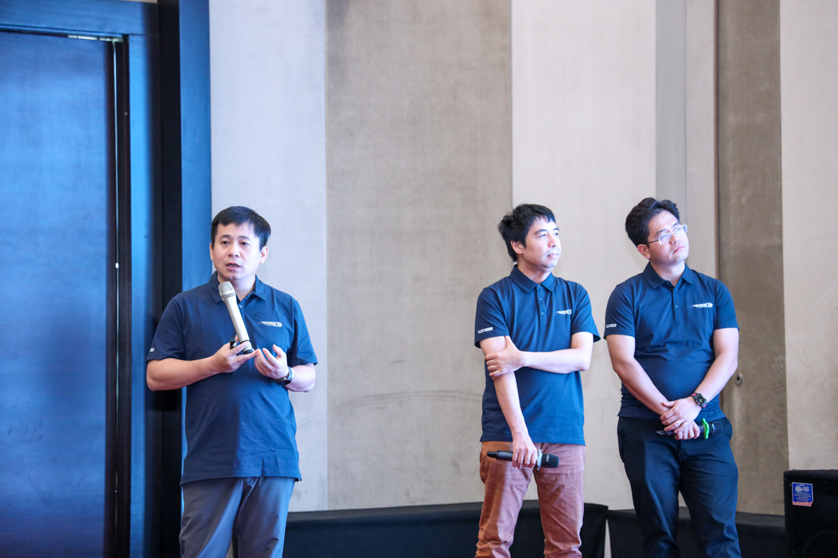 <p> Tổng giám đốc FPT Smart Cloud Lê Hồng Việt đại diện nhóm đầu tiên chia sẻ về chủ đề Chiến lược công nghệ AI. Trong đó, mục tiêu trọng tâm là việc ứng dụng AI vào mọi "ngóc ngách", mọi sản phẩm của FPT. "Chúng ra đặt ra mục tiêu CTTV của FPT đều dẫn đầu về ứng dụng AI".</p>
