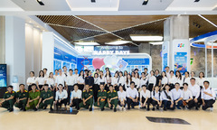 Thủ khoa các trường đại học tham quan trụ sở FPT