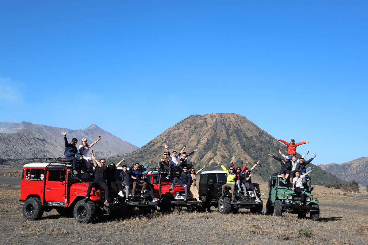 <p class="Normal" style="text-align:justify;"> Cả đoàn di chuyển trên xe Jeep đến một bãi đất rộng ở sa mạc. Tại đây, mọi người đã xếp xe thành hình vòng cung, thành viên trong đoàn ngồi lên nóc xe và cùng chụp ảnh, phía sau là ngọn núi lửa Bromo và một sa mạc rộng vô tận làm nền. Những bức hình đẹp nhất đã được “sản xuất” mà không tốn quá nhiều công sức.</p>
