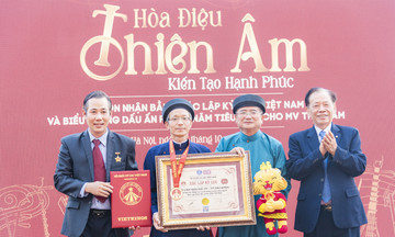 Nhà Giáo dục nhận cú đúp Kỷ lục Việt Nam, Dấu ấn FPT 35 năm tiêu biểu cho MV Thiên Âm