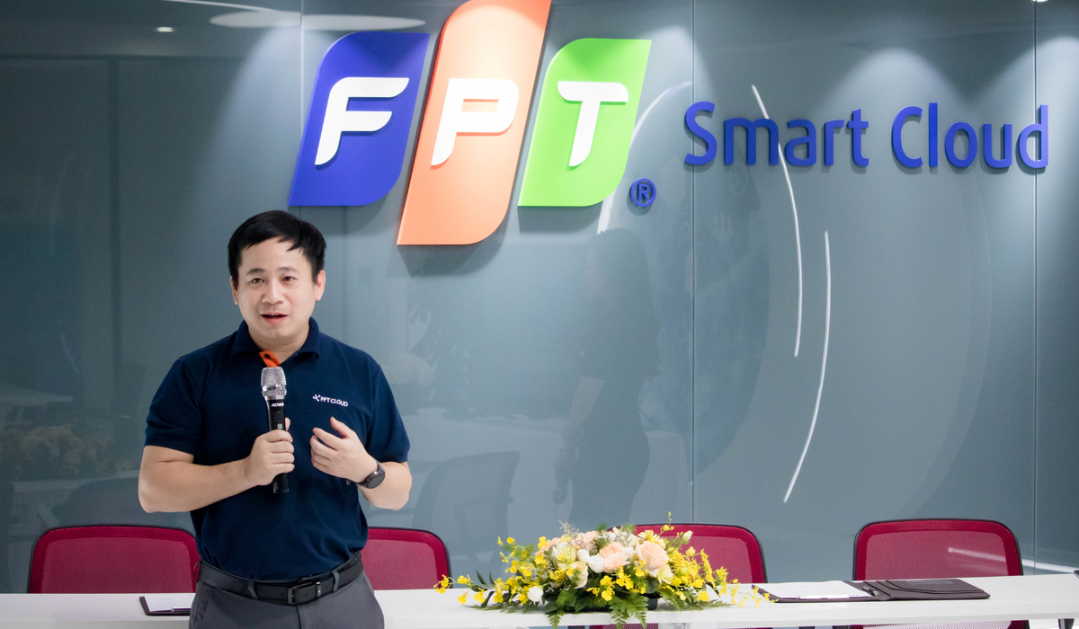<p class="Normal"> CEO FPT Smart Cloud Lê Hồng Việt khẳng định: “Đội ngũ FCI sẽ hỗ trợ anh em kinh doanh FPT IS hết mình vì tin tưởng vào tiềm năng của FPT IS. Ngược lại, FCI cũng sẽ mang lại cho FPT IS giá trị quan trọng nhất đó là giá trị về cạnh tranh - sự khác biệt”.</p> <p class="Normal"> Anh Việt chia sẻ câu chuyện về một ngân hàng tại Việt Nam khi trao đổi với đối tác Genegys đã đặt câu hỏi “có tích hợp được vào FPT.AI không?”. Điều này cho thấy lợi thế của FPT IS đi cùng FCI - đơn vị sở hữu các sản phẩm công nghệ đang chiếm lĩnh thị trường AI, Cloud tại Việt Nam.</p>